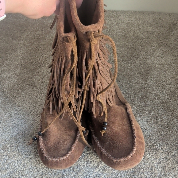 Minnetonka Brown Fringed Moccasin Boots - Picture 4 of 7